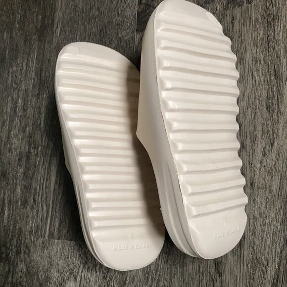 NIB New Celebrity Favorite Slide Sandal Sz 7 - Picture 7 of 9